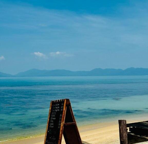 هتل A Little Bungalows By Beach