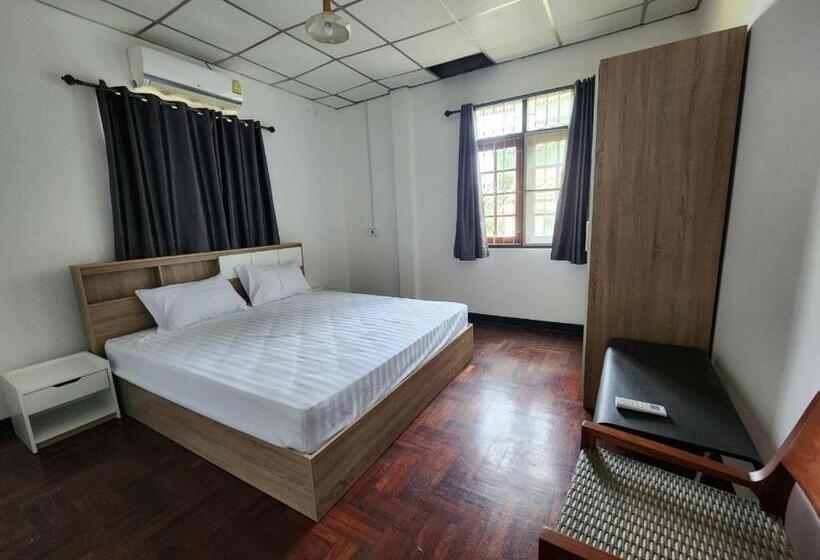 هتل A Little Bungalows By Beach