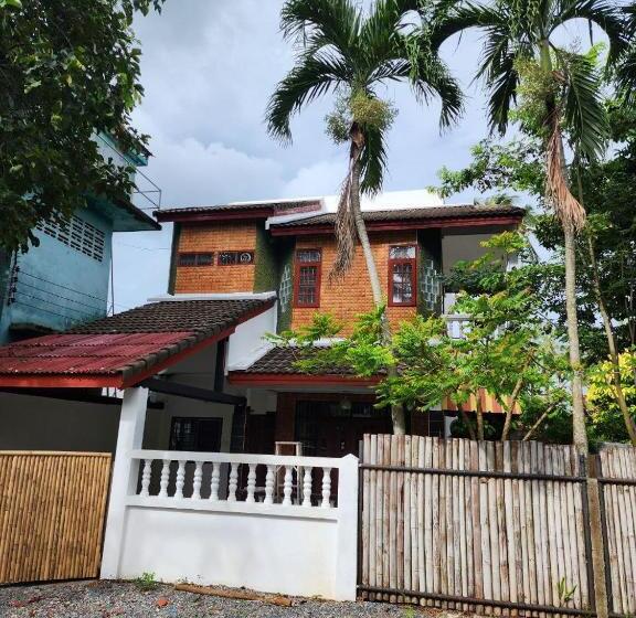 هتل A Little Bungalows By Beach