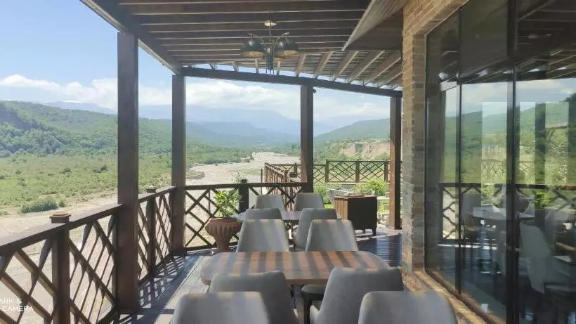 تختخواب و صبحانه River View Villas