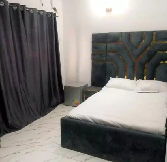 هتل Femlister Lodge