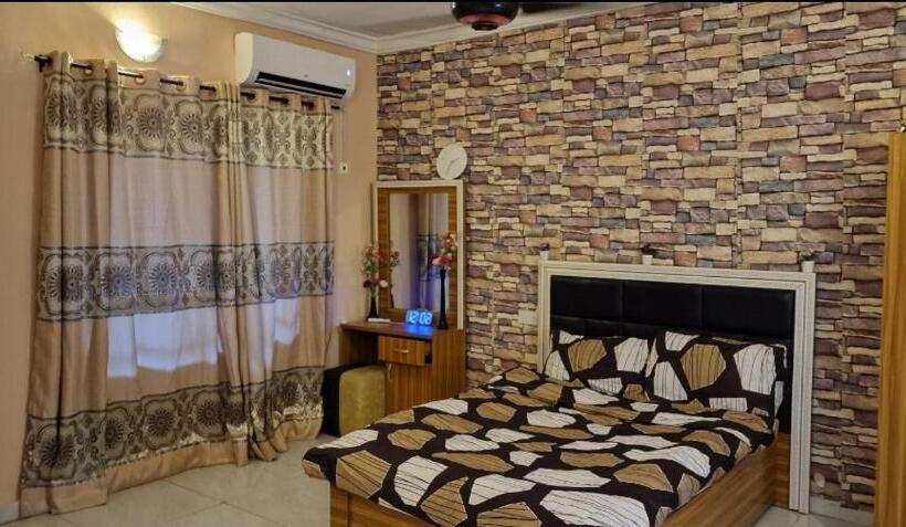 هتل Femlister Lodge