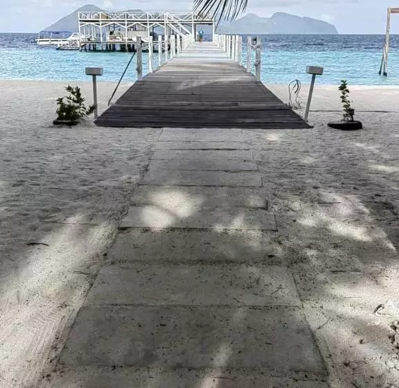 ホテル Pom Pom Celebes Beach Resort邦邦岛西里伯斯度假村