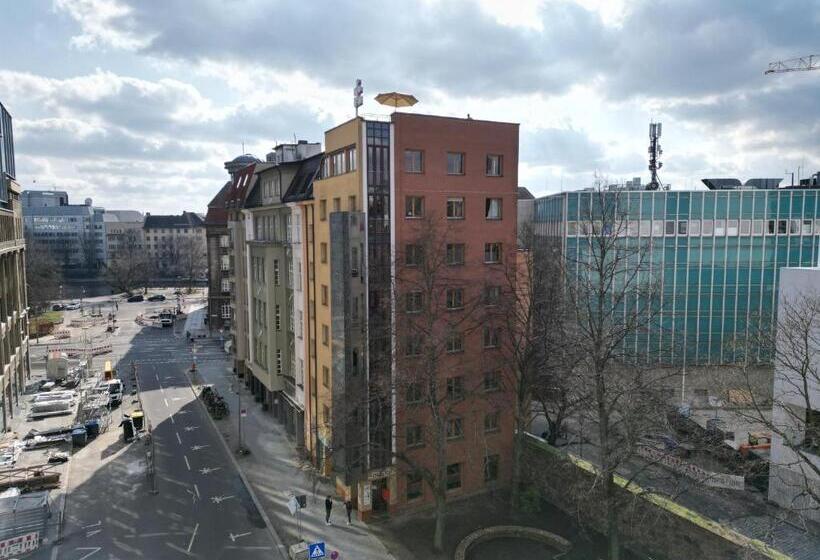 هتل The Charming By Curt Suites