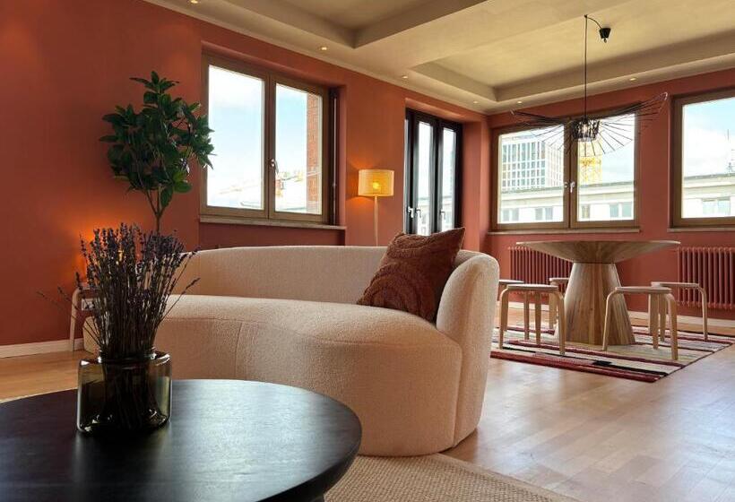 هتل The Charming By Curt Suites