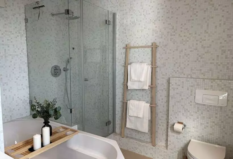 هتل The Charming By Curt Suites