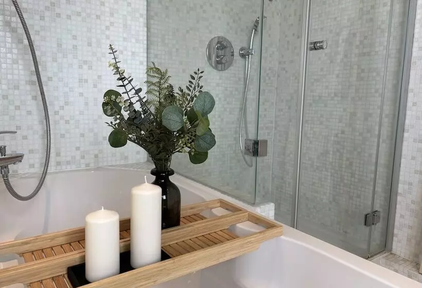 هتل The Charming By Curt Suites