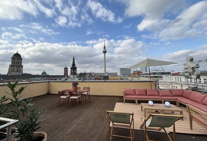 هتل The Charming By Curt Suites