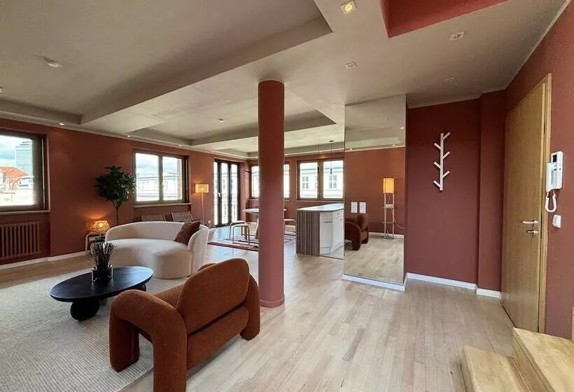 هتل The Charming By Curt Suites