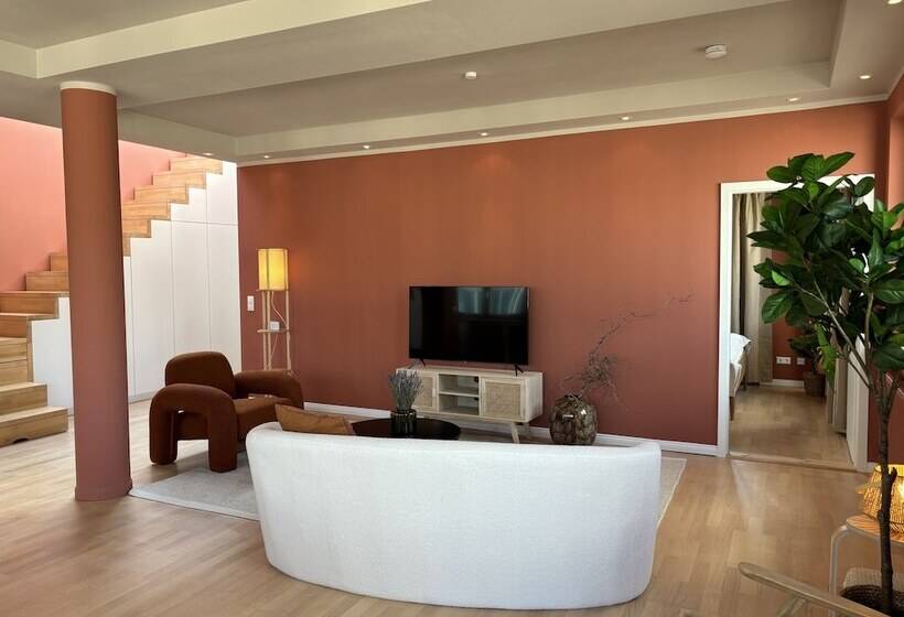 هتل The Charming By Curt Suites