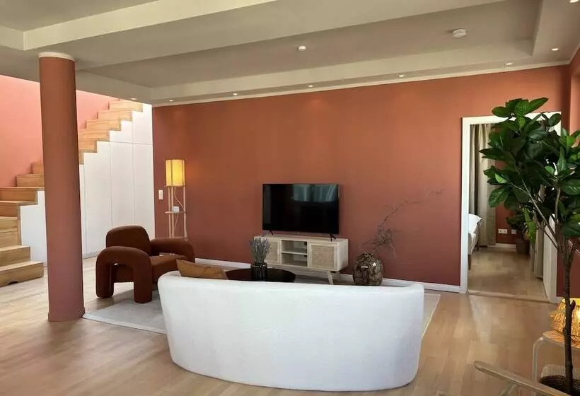 هتل The Charming By Curt Suites