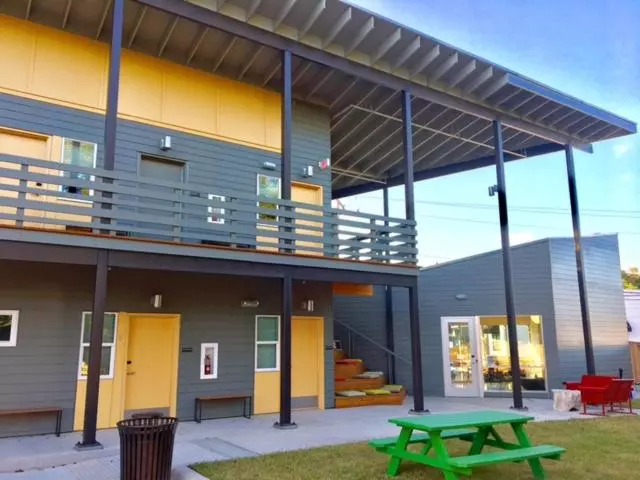 Hostel 512