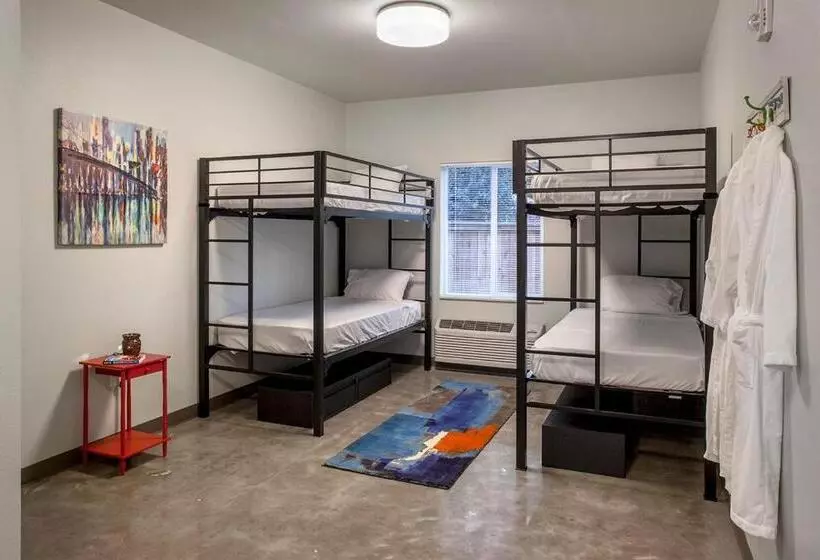 Hostel 512