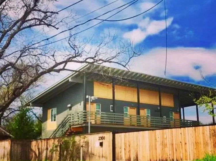 Hostel 512