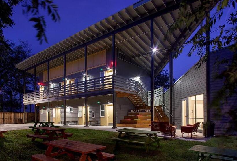Hostel 512