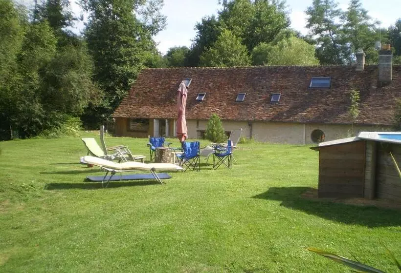 Aamiaismajoitus (B&B) Le Moulin De Monternault