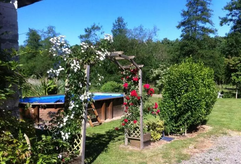 Aamiaismajoitus (B&B) Le Moulin De Monternault