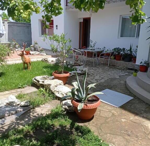 پانسیون Vila Flory & Crystiana