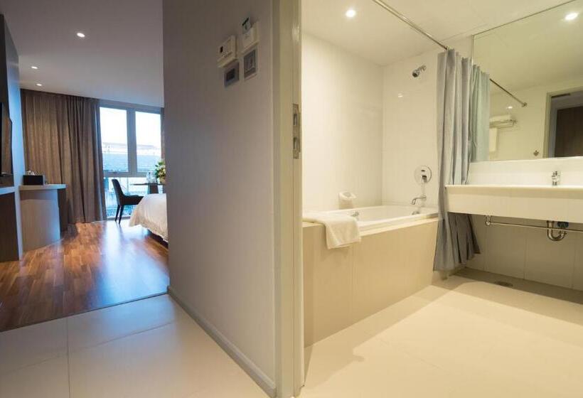 هتل New Season Square