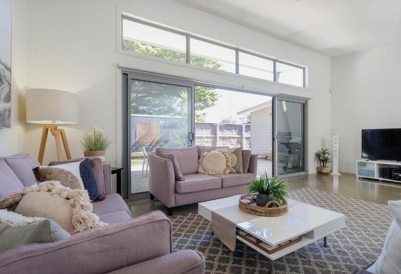 Living The Beach Dream   Pets, Wifi, 4 Bdrm, 450m Shops