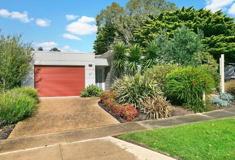 Living The Beach Dream   Pets, Wifi, 4 Bdrm, 450m Shops