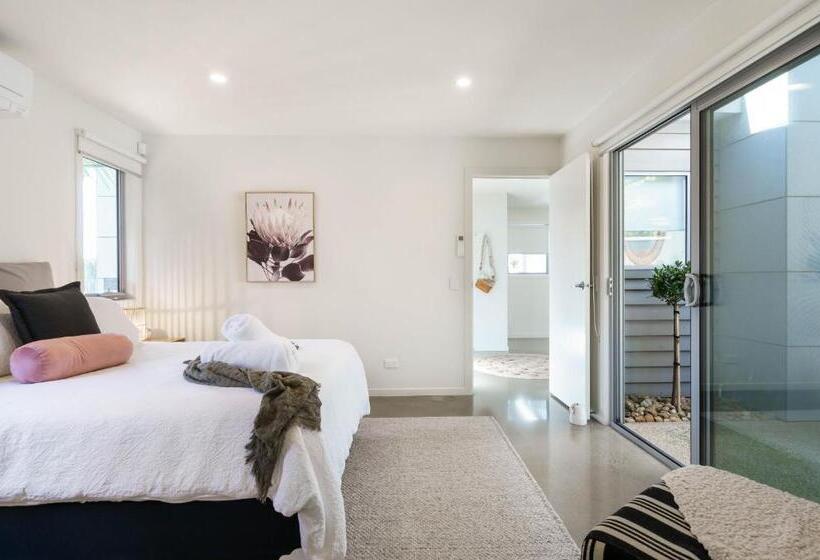 Living The Beach Dream   Pets, Wifi, 4 Bdrm, 450m Shops