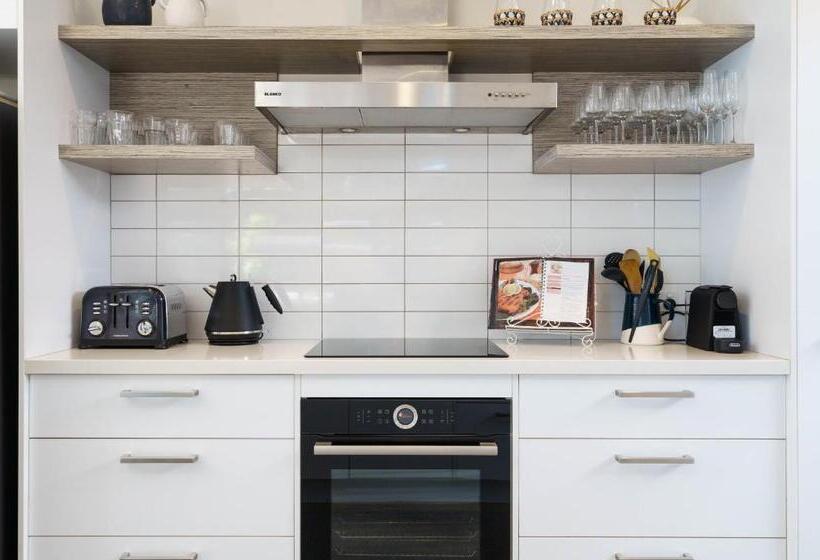 Living The Beach Dream   Pets, Wifi, 4 Bdrm, 450m Shops