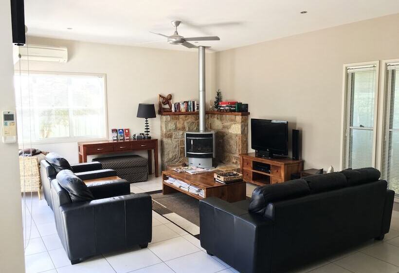 Abalina Cottages, Rotary Drive