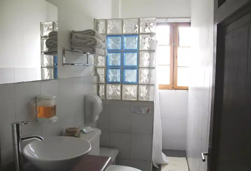 هتل Newen Kara Hostel