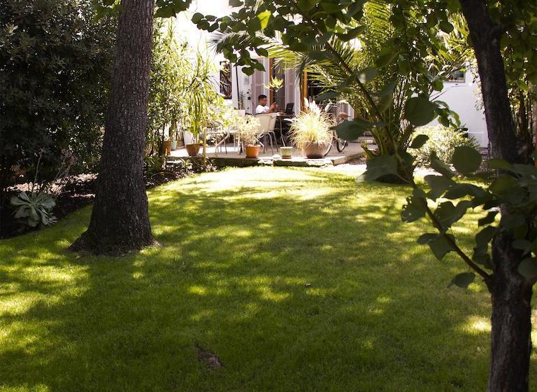 هتل Newen Kara Hostel