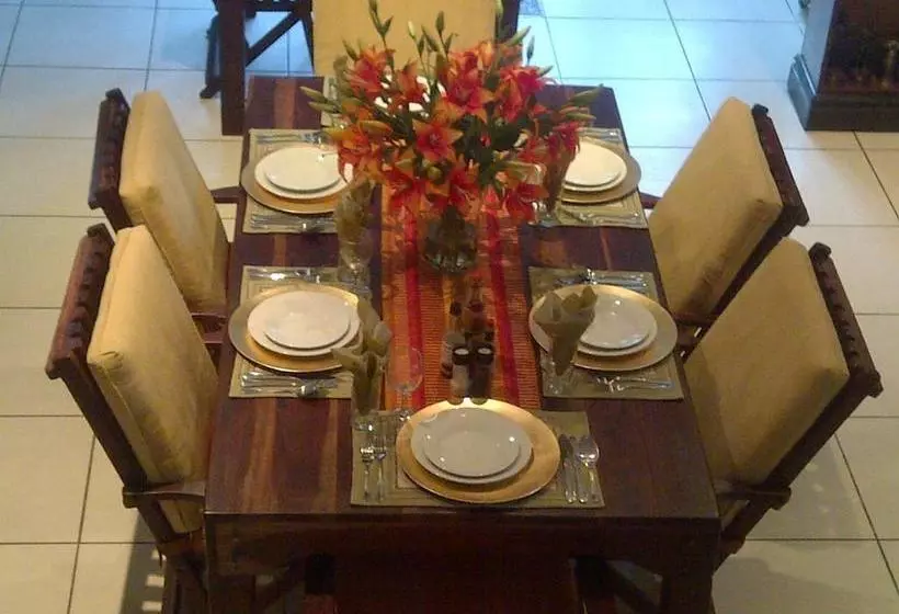 هتل Red Tudor B&b