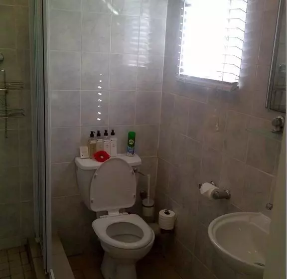 هتل Red Tudor B&b
