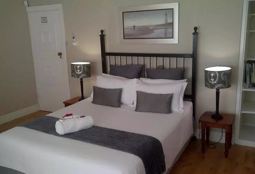 هتل Red Tudor B&b