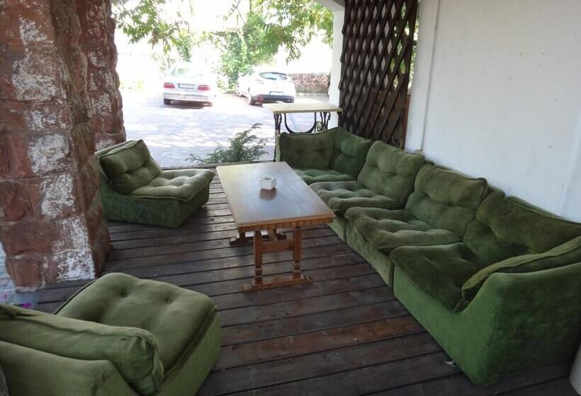 Отель Viktória