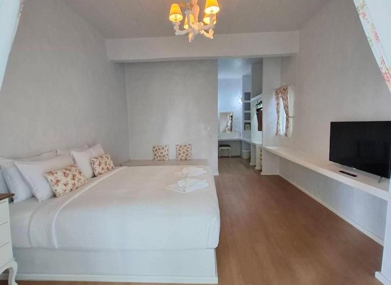 هتل Villa La Flora Kanchanaburi