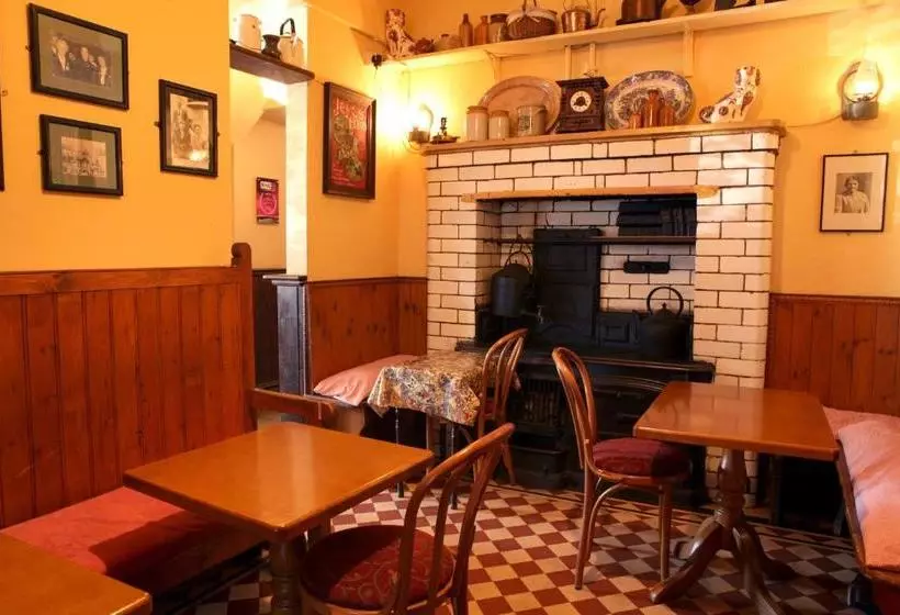 Bed and Breakfast Crotty's Pub & Accommodation