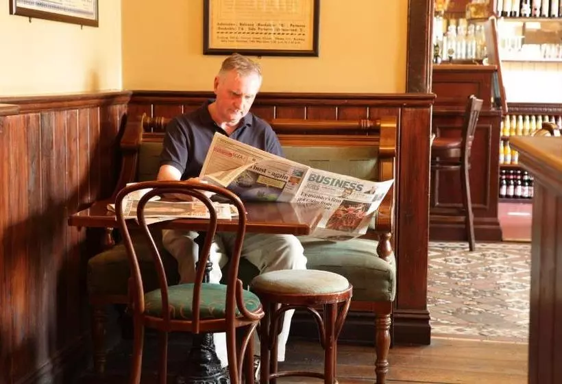 Bed and Breakfast Crotty's Pub & Accommodation