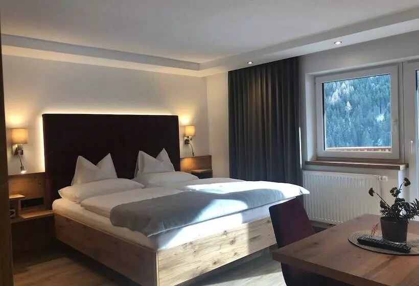 هتل Garni Central Zimmer Studios Apartments
