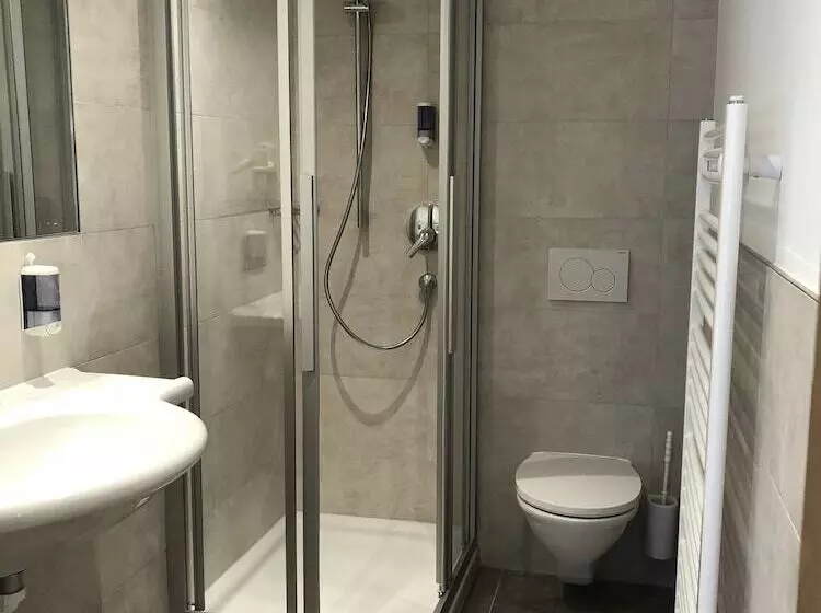 هتل Garni Central Zimmer Studios Apartments