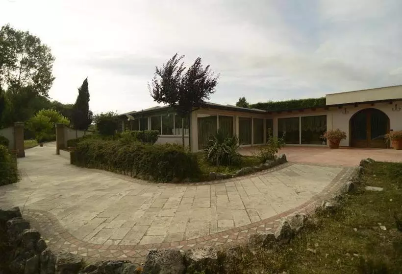 簡易ホテル La Vignola Country