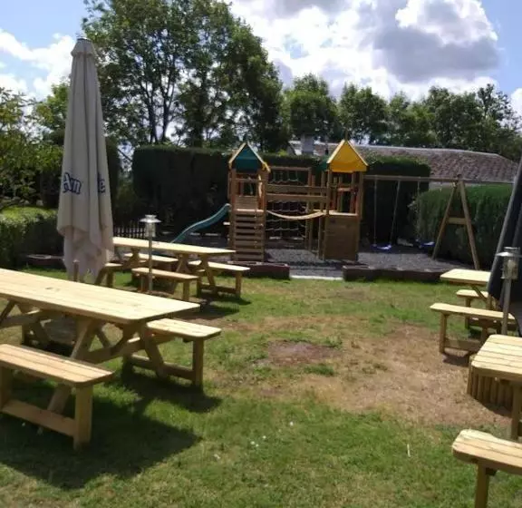 هتل Auberge Grill Le Freyr