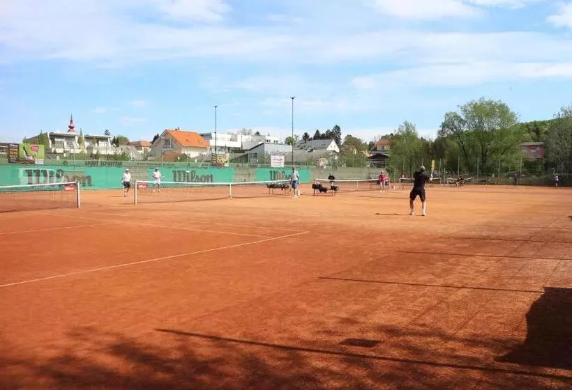 هتل Centercourt