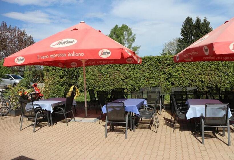 فندق Centercourt