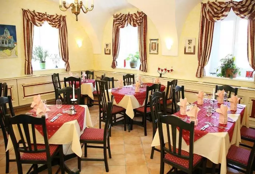 هتل Schlosswirt Ebenthal