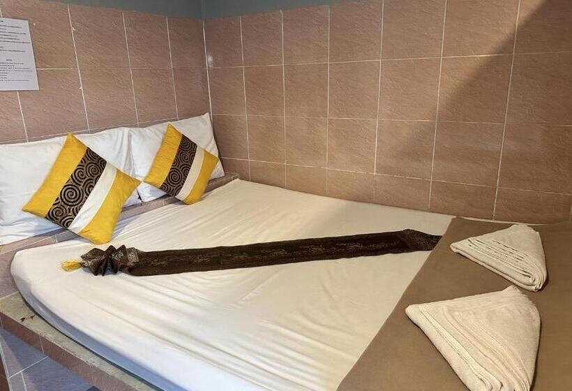 Hotel Full Moon Central Party