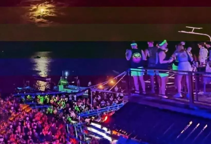 ホテル Full Moon Central Party