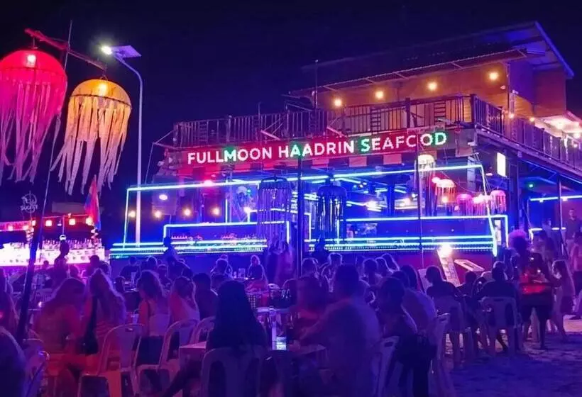 ホテル Full Moon Central Party
