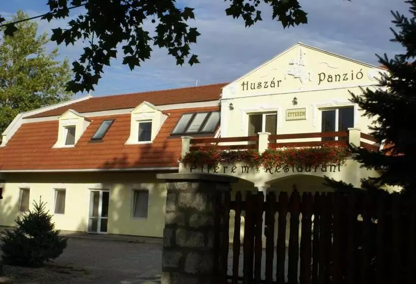 تختخواب و صبحانه Huszár Panzió és étterem