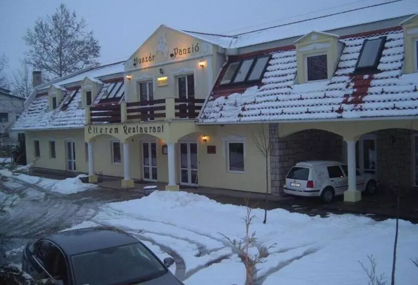 تختخواب و صبحانه Huszár Panzió és étterem