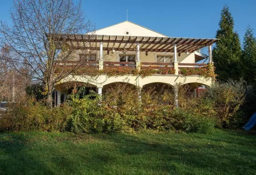 تختخواب و صبحانه Huszár Panzió és étterem